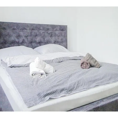 Three-bedroom In 아파트 *